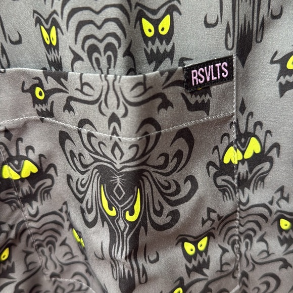 NWT Disney RSVLTS Haunted Mansion “Wall Creeps” shirt - Picture 7 of 7